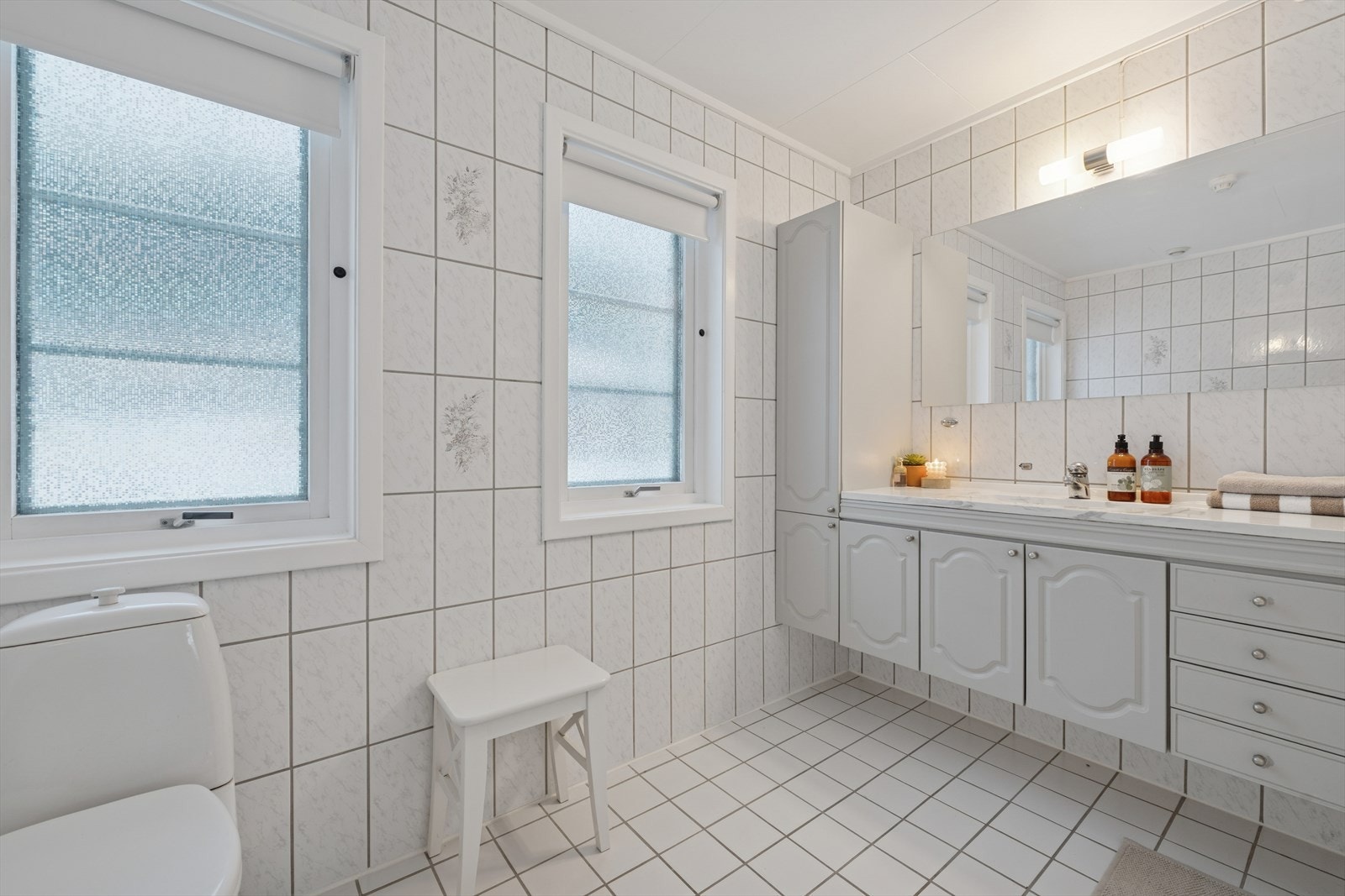 Flislagt baderom i første etasje som varmes opp ved bruk av varmekabler. Galleribilde