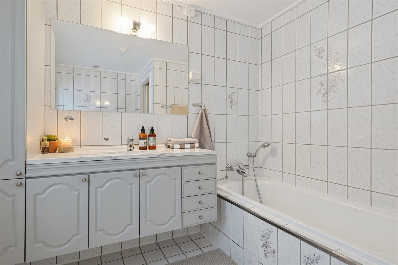 Rommet er utstyrt med innmurt badekar, toalett og nedfelt servant i servantskap. Galleribilde