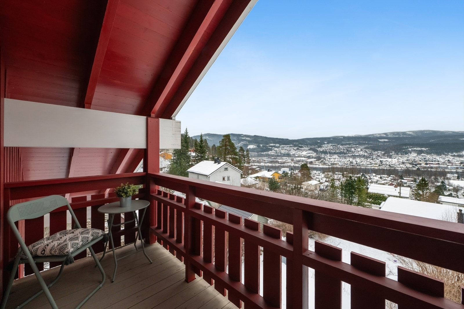 Fra balkongen kan du nyte gode utsiktsforhold. Galleribilde