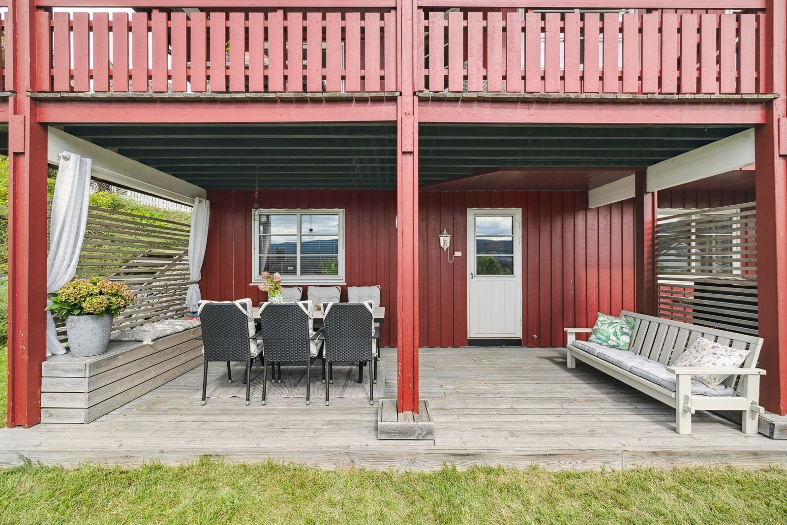 Overbygd terrasse med adkomst fra stuen i underetasjen. Galleribilde