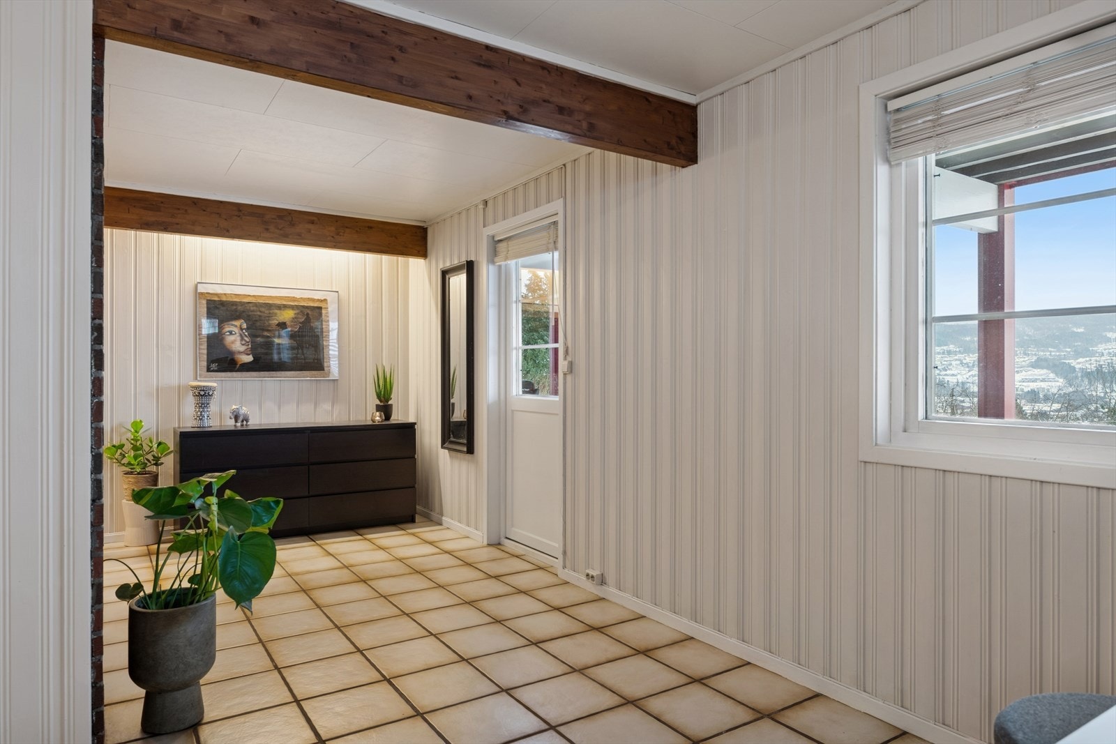 Fra stuen i underetasjen er det utgang til overbygd terrasse og hage. Galleribilde