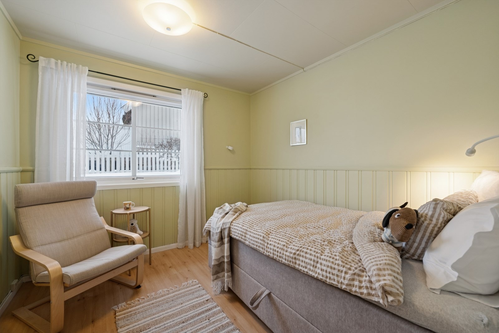 Soverom i første etasje med plass til seng og tilhørende møbler. Galleribilde