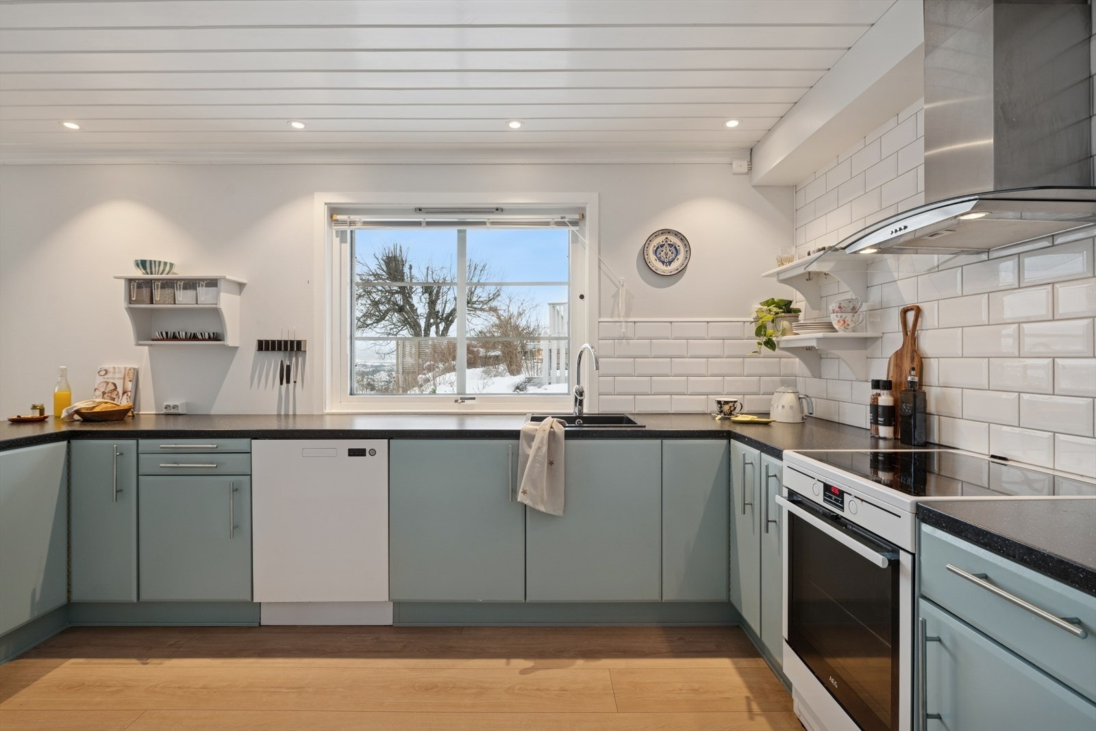 I himlingen er det integrert downlights som gir en moderne og stemningsfull belysning. Galleribilde