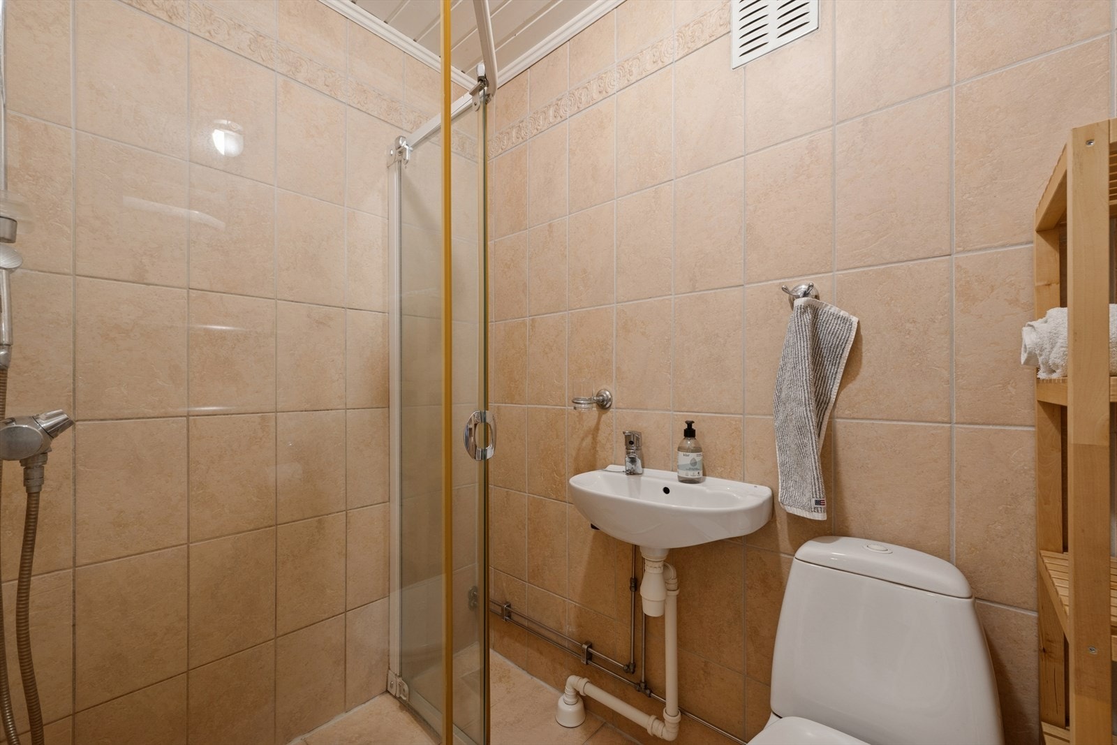 Flislagt baderom i underetasjen. Rommet varmes opp ved bruk av elektriske varmekabler. Galleribilde