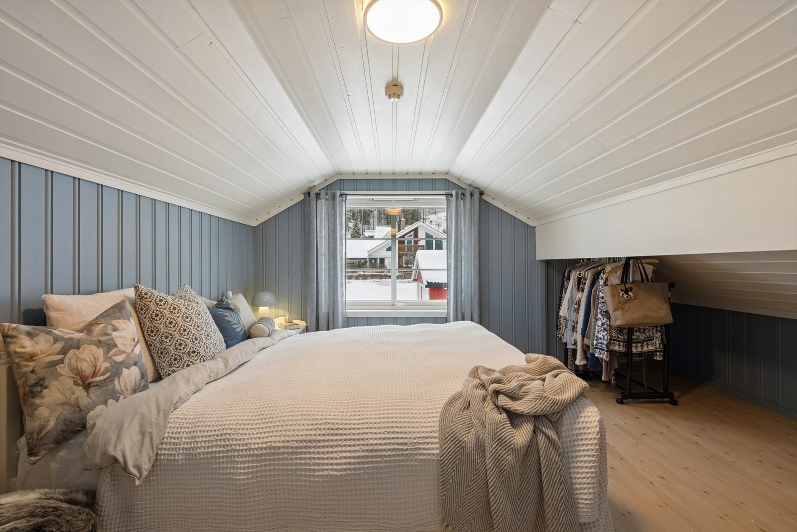 Tilleggsdel på loft. Ikke omsøkt/godkjent. Se pkt. ferdigattest. Galleribilde