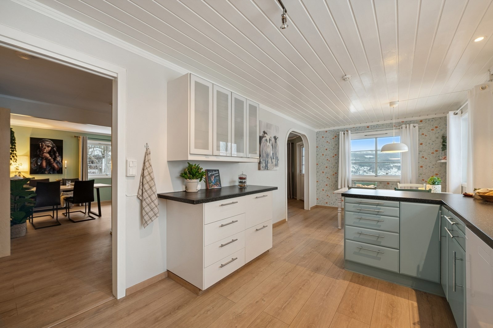 Kjøkkenet har en innredning med glatte fronter og laminert benkeplate. Galleribilde