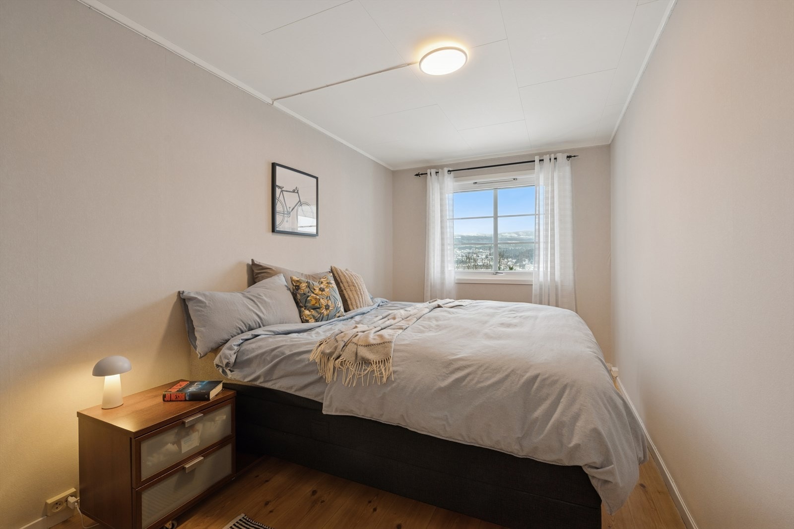 Soverom i underetasje med god plass til seng og tilhørende møbler. Galleribilde