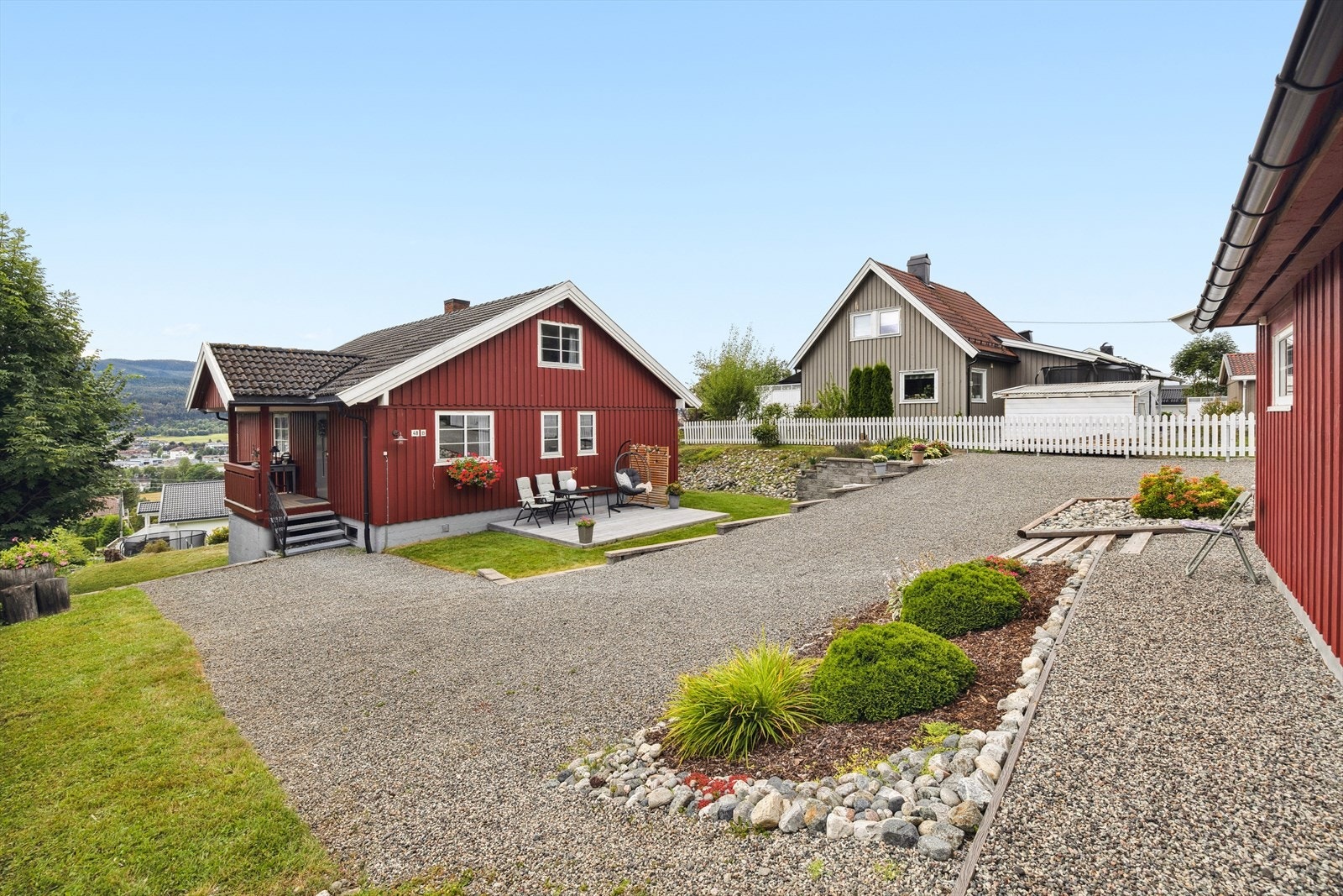 Det er gode parkeringsmuligheter på tomten. Galleribilde