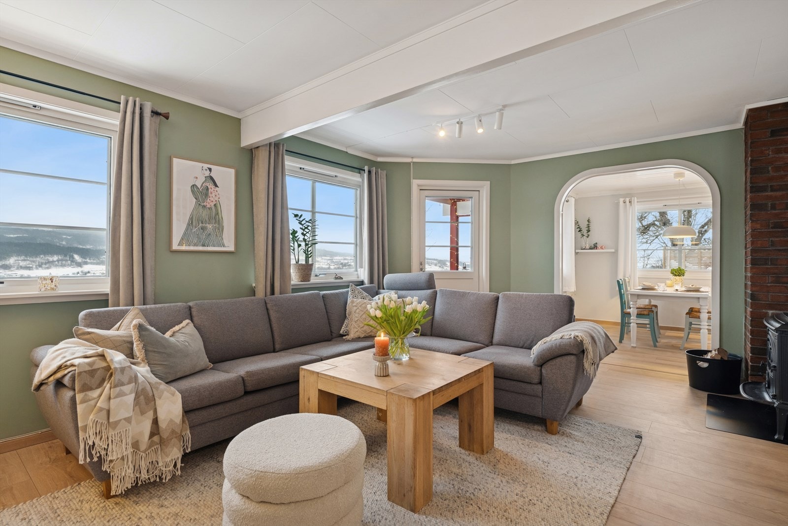 Stue har flere vinduer som slipper inn godt med naturlig lys og gir rommet en lys og luftig følelse. Galleribilde