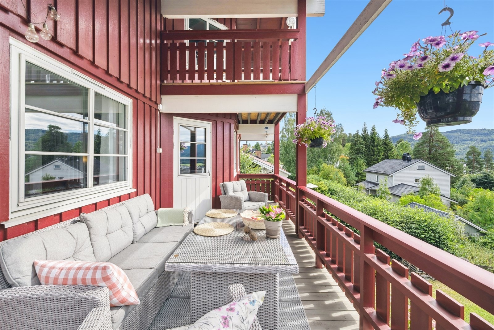 Terrassen har god plass til hagemøbler, og blir en forlengelse av stuen på fine sommerdager. Galleribilde