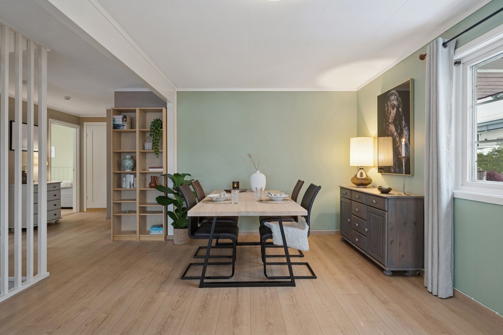 Spisebordet har en lys og fin plassering i rommet. Galleribilde