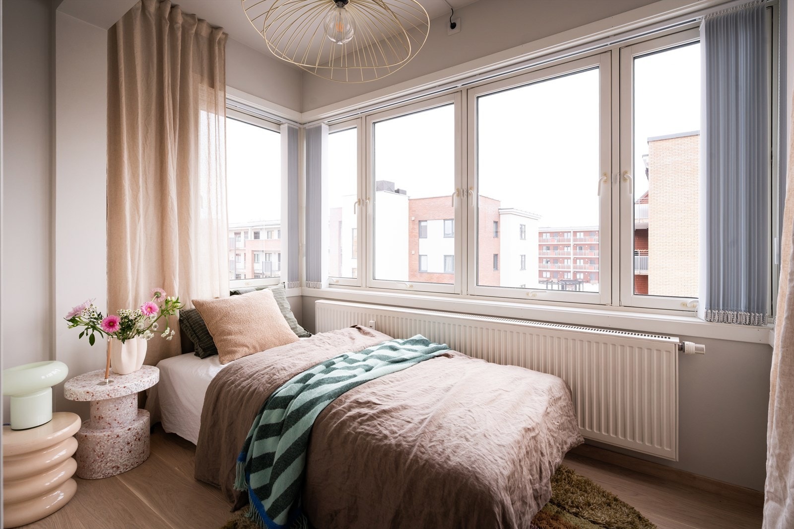 Et soverom med svært gode lysforhold og ellers gode møbleringsmuligheter. Galleribilde