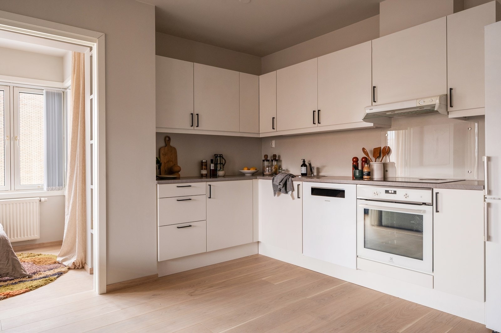 Det er montert integrert platetopp og stekeovn, samt avtrekk over kokeplass. Galleribilde