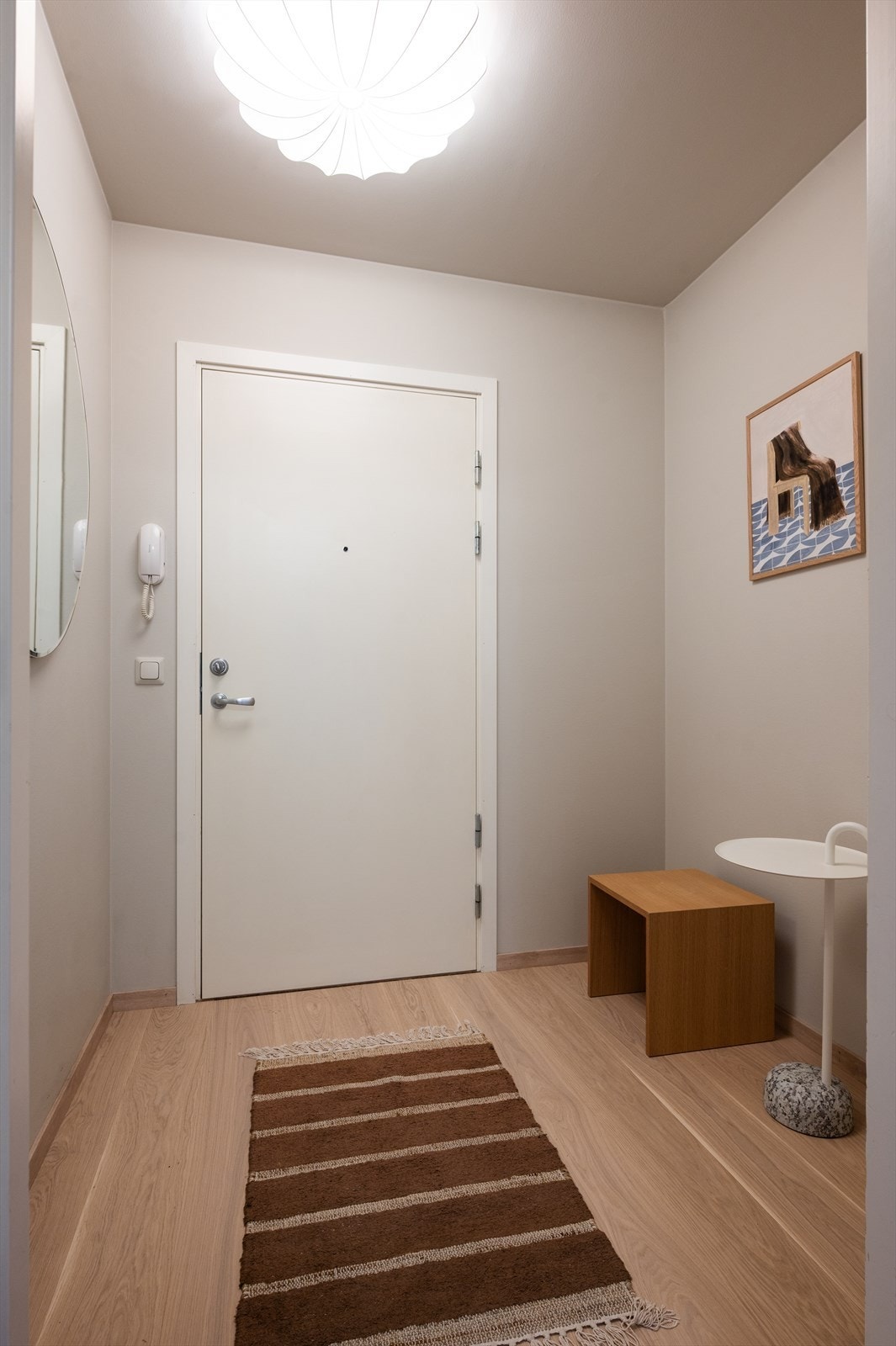 Entréen oppleves innbydende og med god plass til oppheng av ytterklær og plassering av sko. Galleribilde