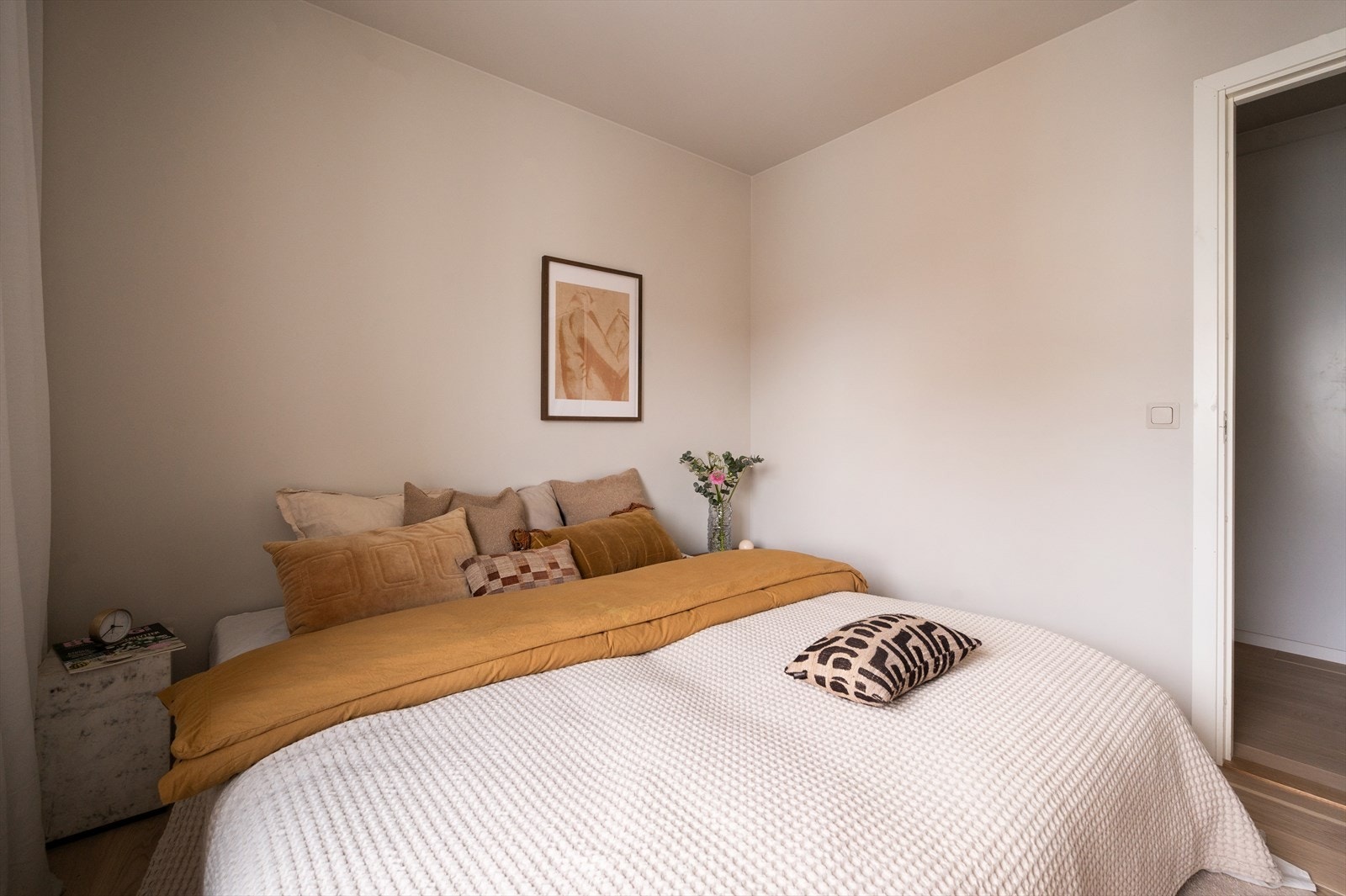 Rommet er i likhet med resten av leiligheten malt i lyse og moderne fargetoner. Galleribilde