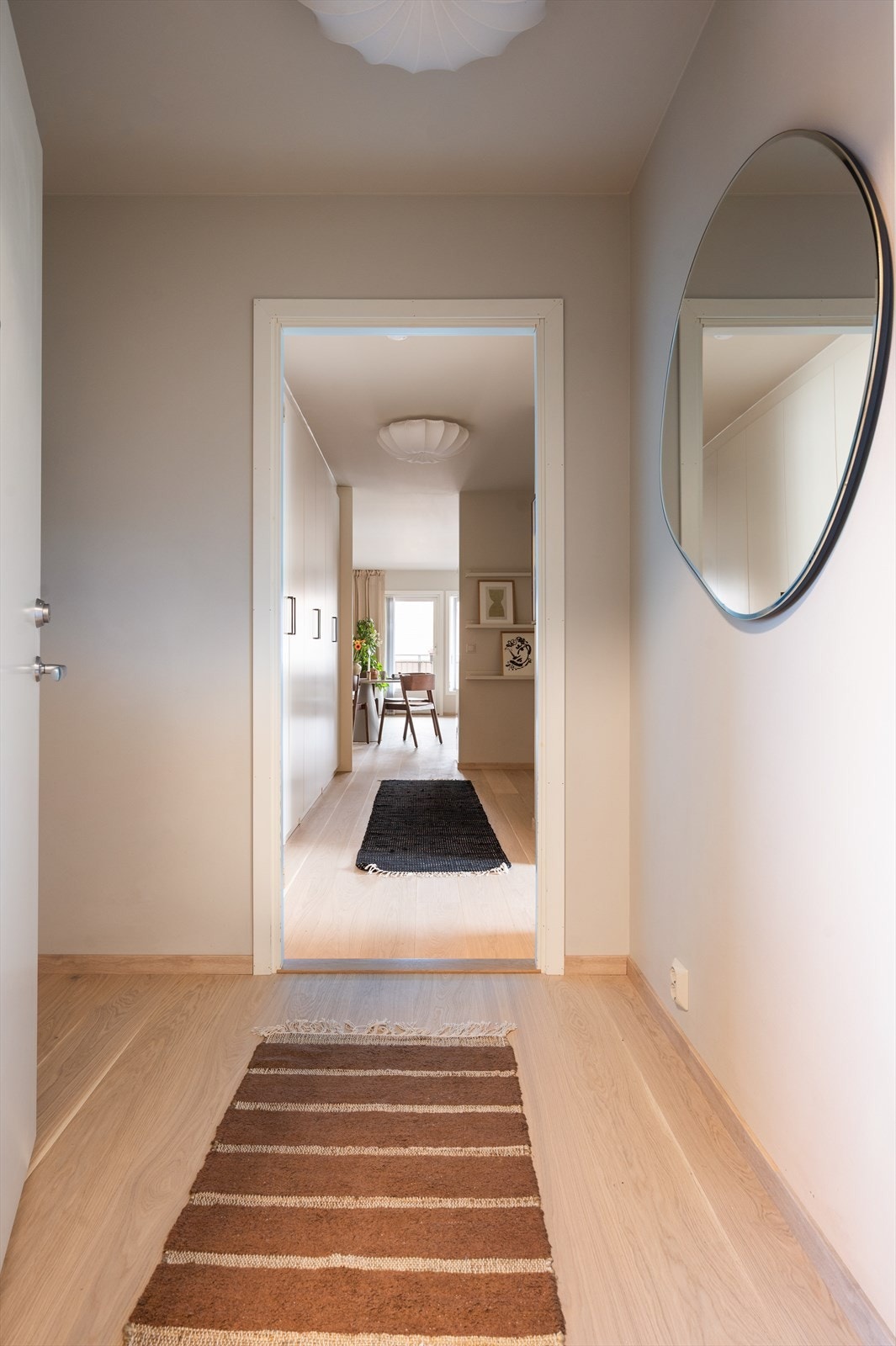 Mellomgang / Entré. Galleribilde