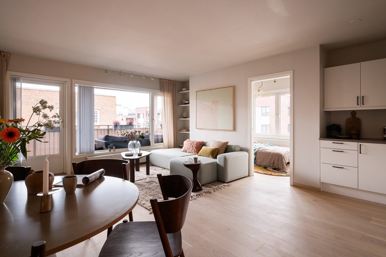 I tillegg finnes rom for frittstående oppvaskmaskin, kjøl- og fryseskap. Galleribilde