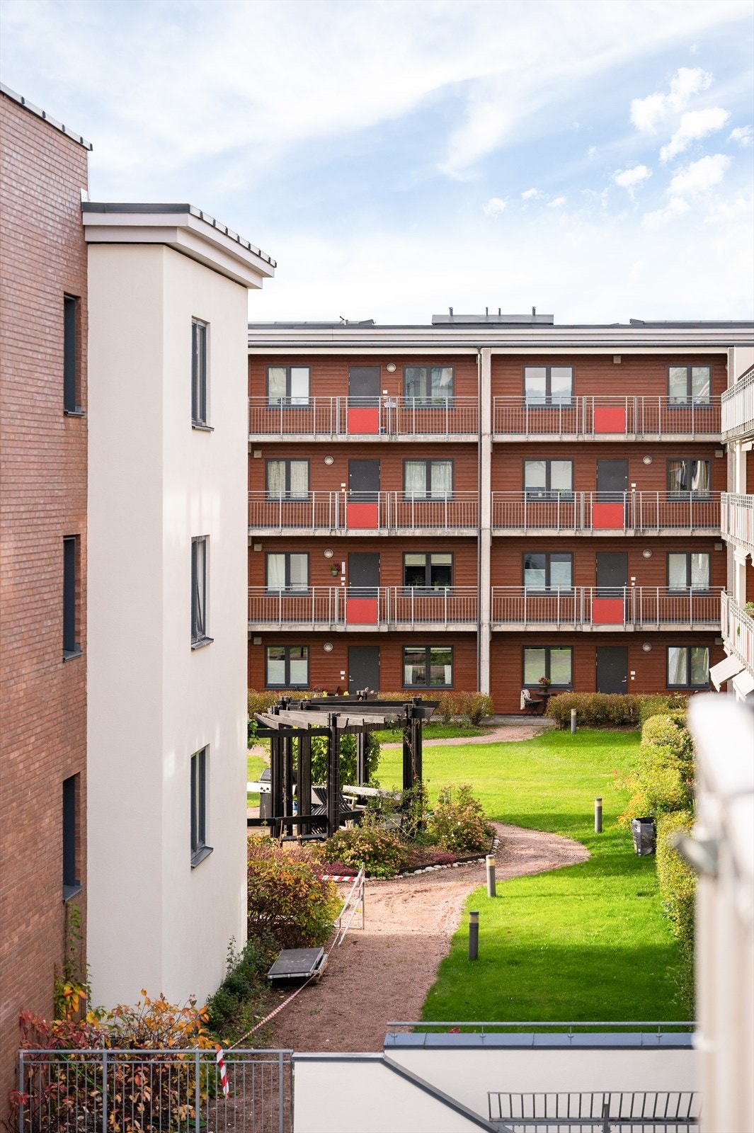 Balkongen fungerer som en naturlig forlengelse av stuen i sommerhalvåret og har en hyggelig utsikt mot sameiets fellesområder. Galleribilde