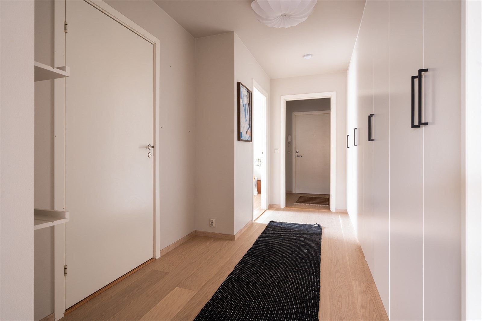 Mellomgang med stor garderobeløsning. Galleribilde