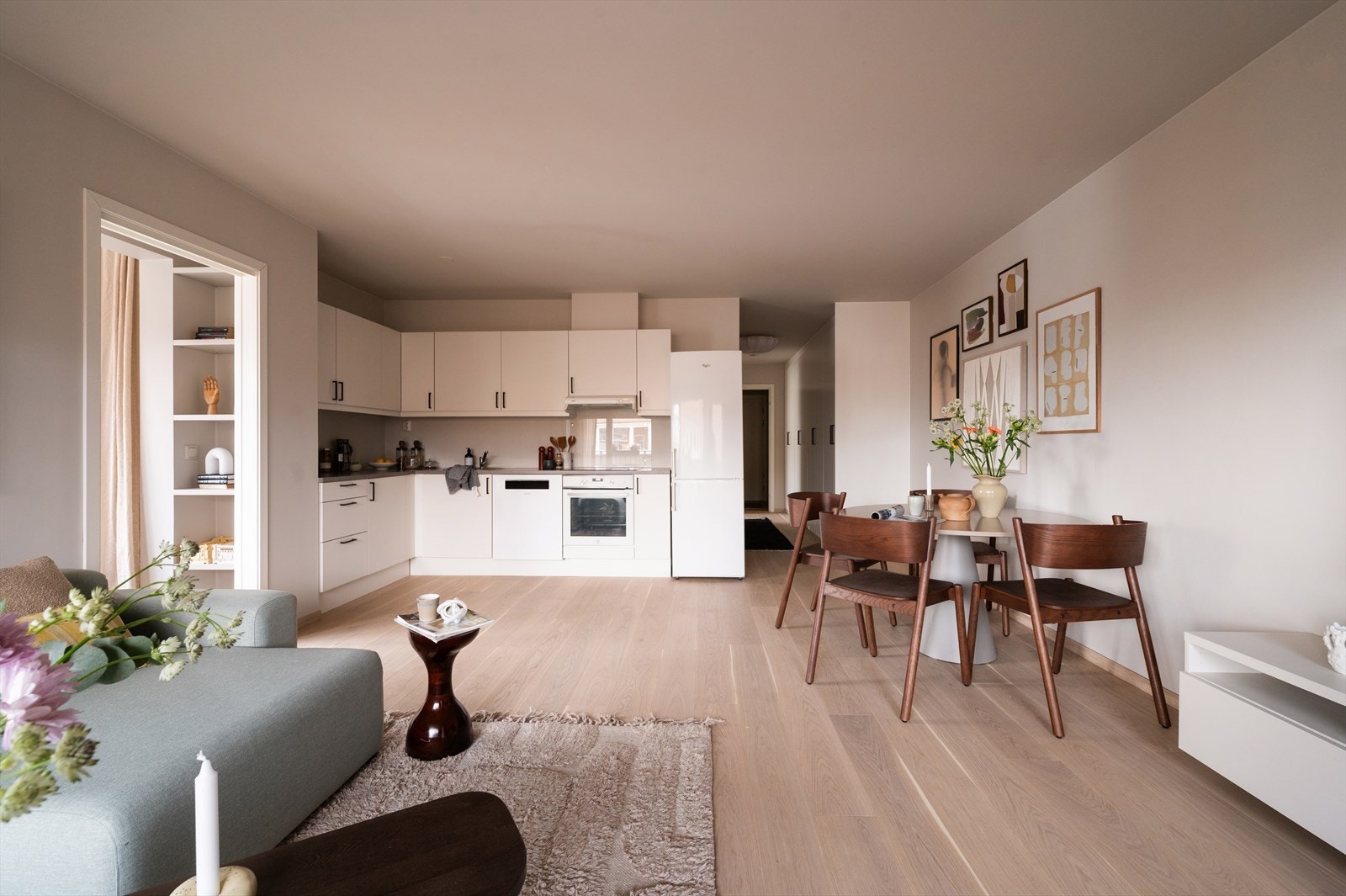 Kjøkkeninnredningen er lys og pen, med rikelig med både skap- og benkeplass. Galleribilde