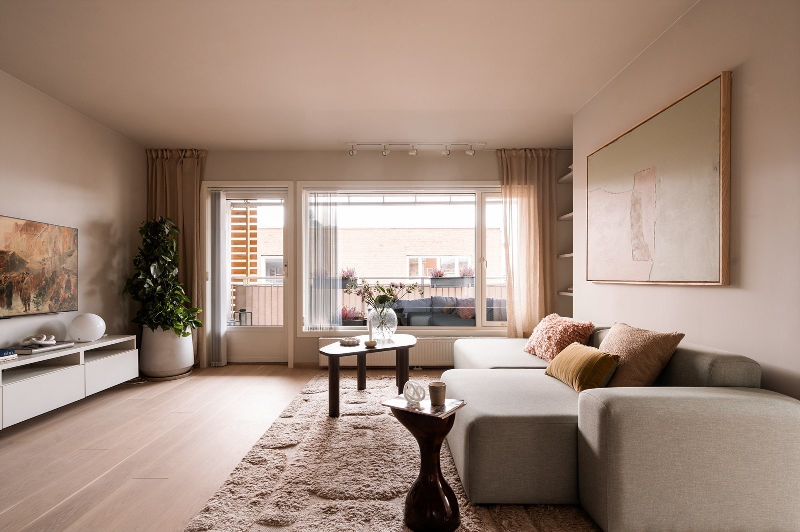 Leiligheten byr på en luftig og romslig planløsning, store vindusflater og rikelig med naturlig lys. Galleribilde