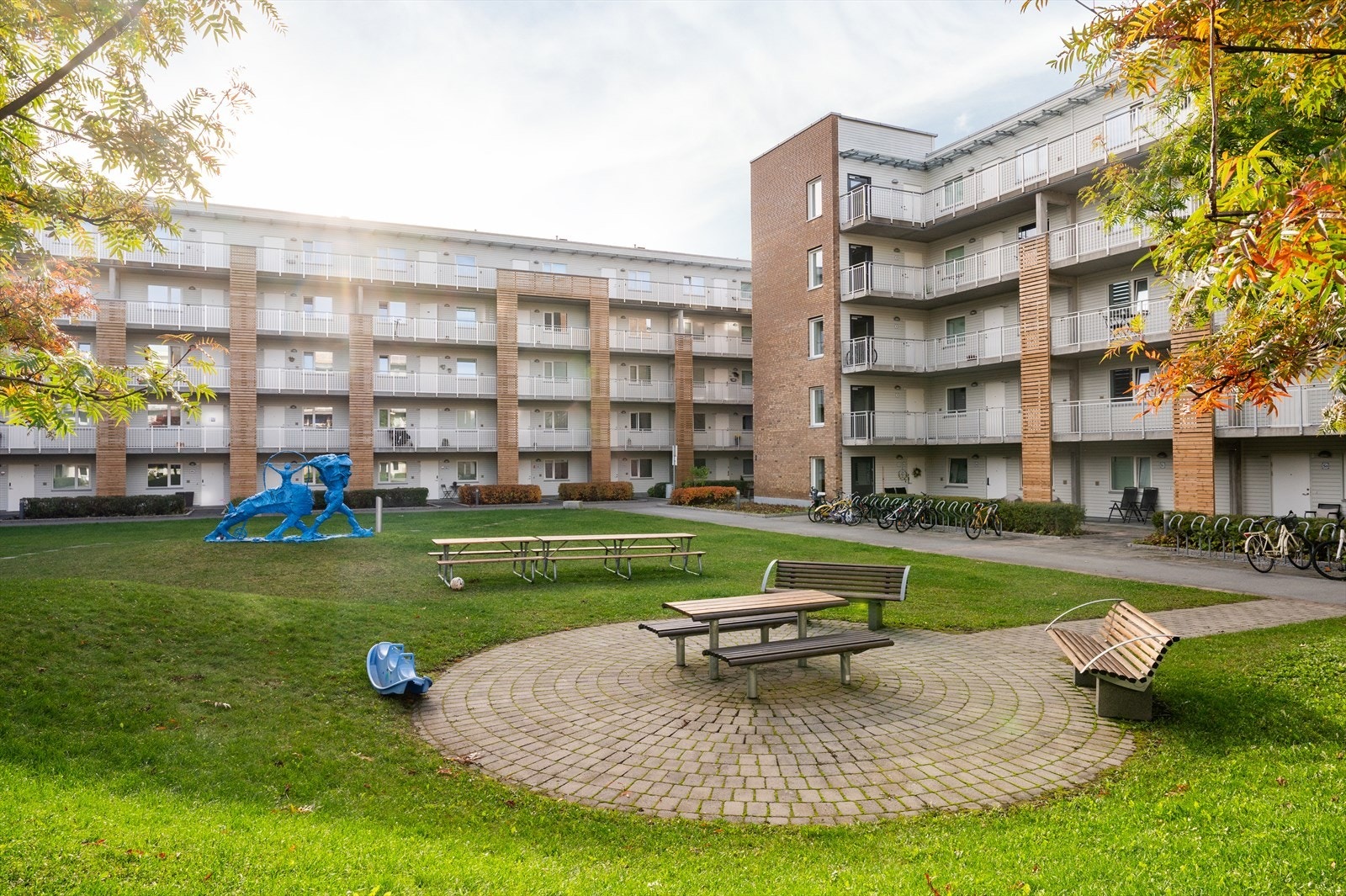 Fellesområdene er pent opparbeidet med både gangstier, gressplen og sittegrupper for beboerne. Galleribilde