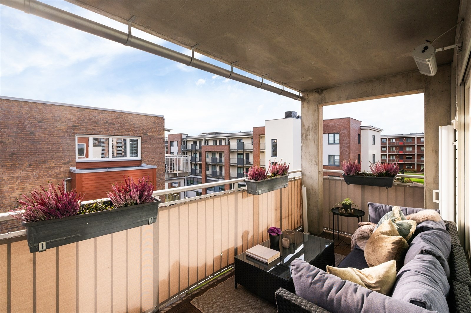 Balkongen er delvis overbygget, utstyrt med varmelampe, og har rekkverk av stålkonstruksjon med en høyde på 108 cm. Galleribilde