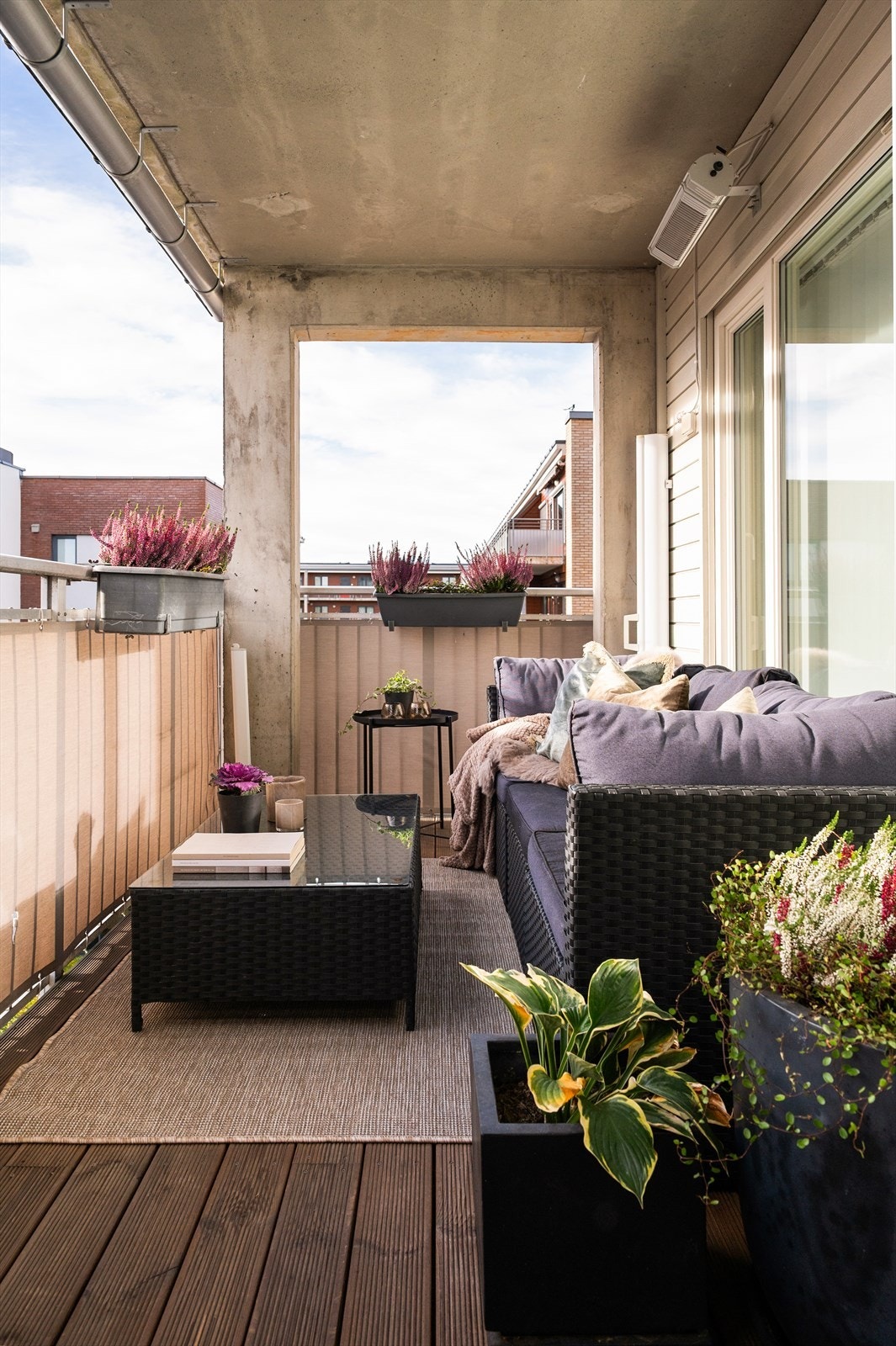 Her er det rikelig med plass til sittegruppe, grill og planter. Galleribilde