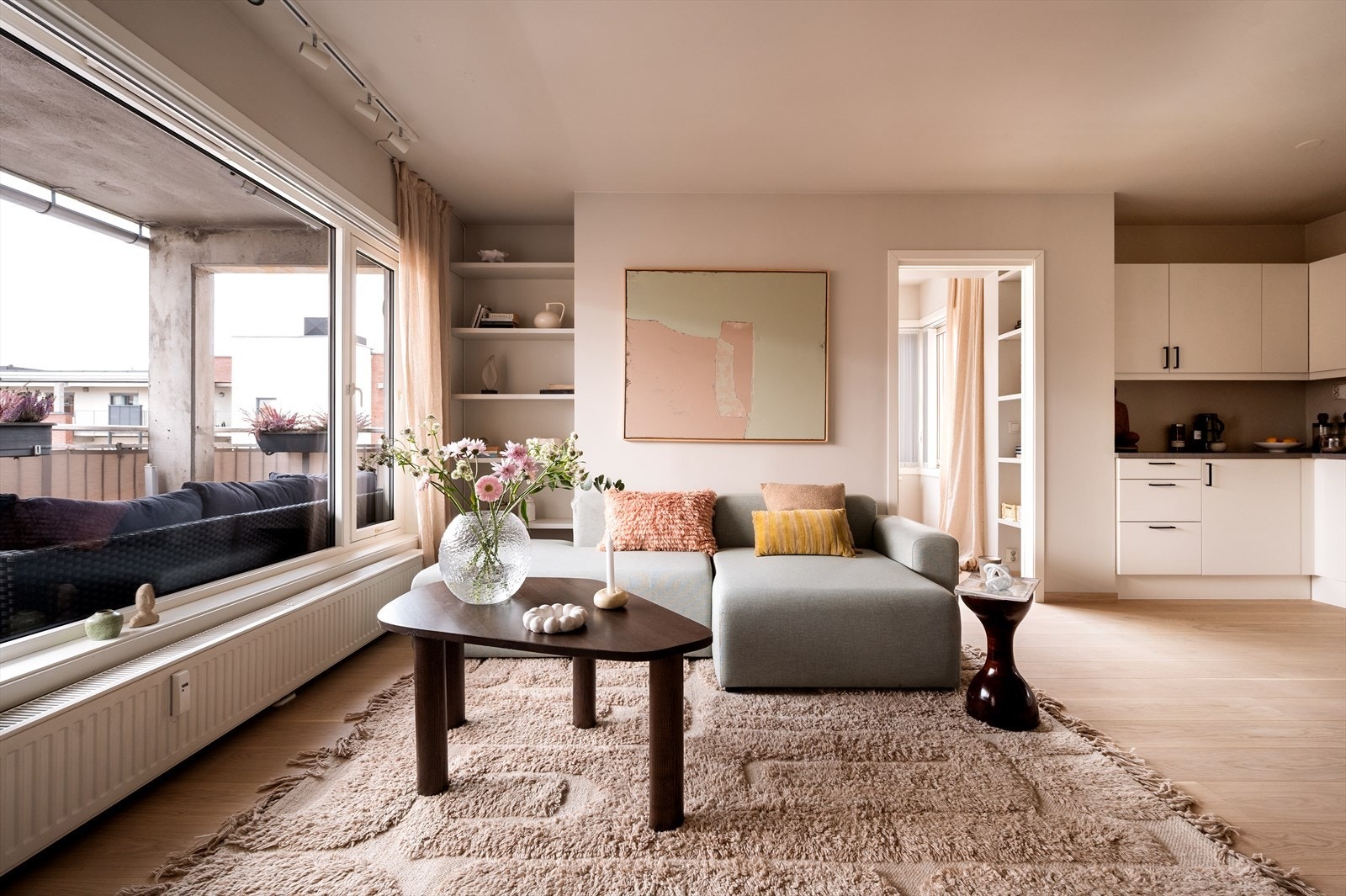 Stuen har god plass til sofaseksjon med tilhørende møblement. Galleribilde