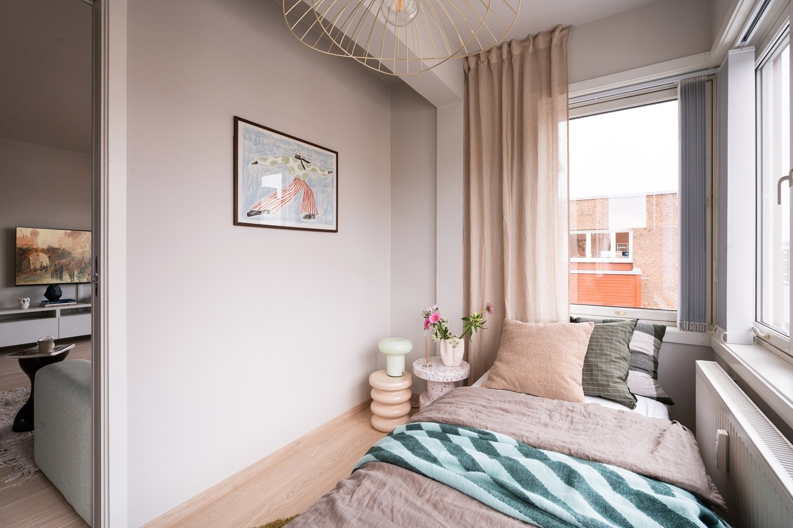 Rommet har plass til seng, nattbord og kommode. Galleribilde