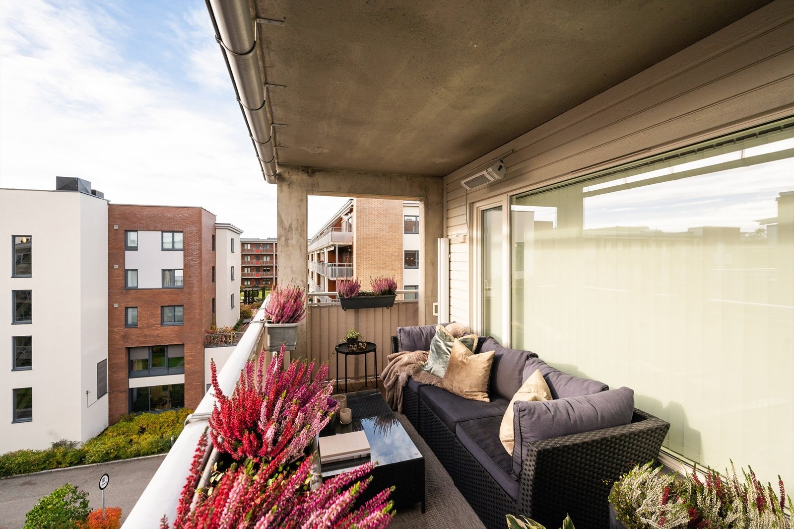 Her får du en moderne og svært attraktiv 3-roms endeleilighet, høyt og fritt beliggende i byggets 5. etasje med heisadkomst. Galleribilde