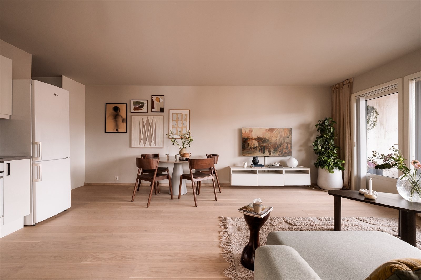 Kjøkkenet ligger i åpen løsning mot stuen, noe som gir en romslig og sosial planløsning. Galleribilde