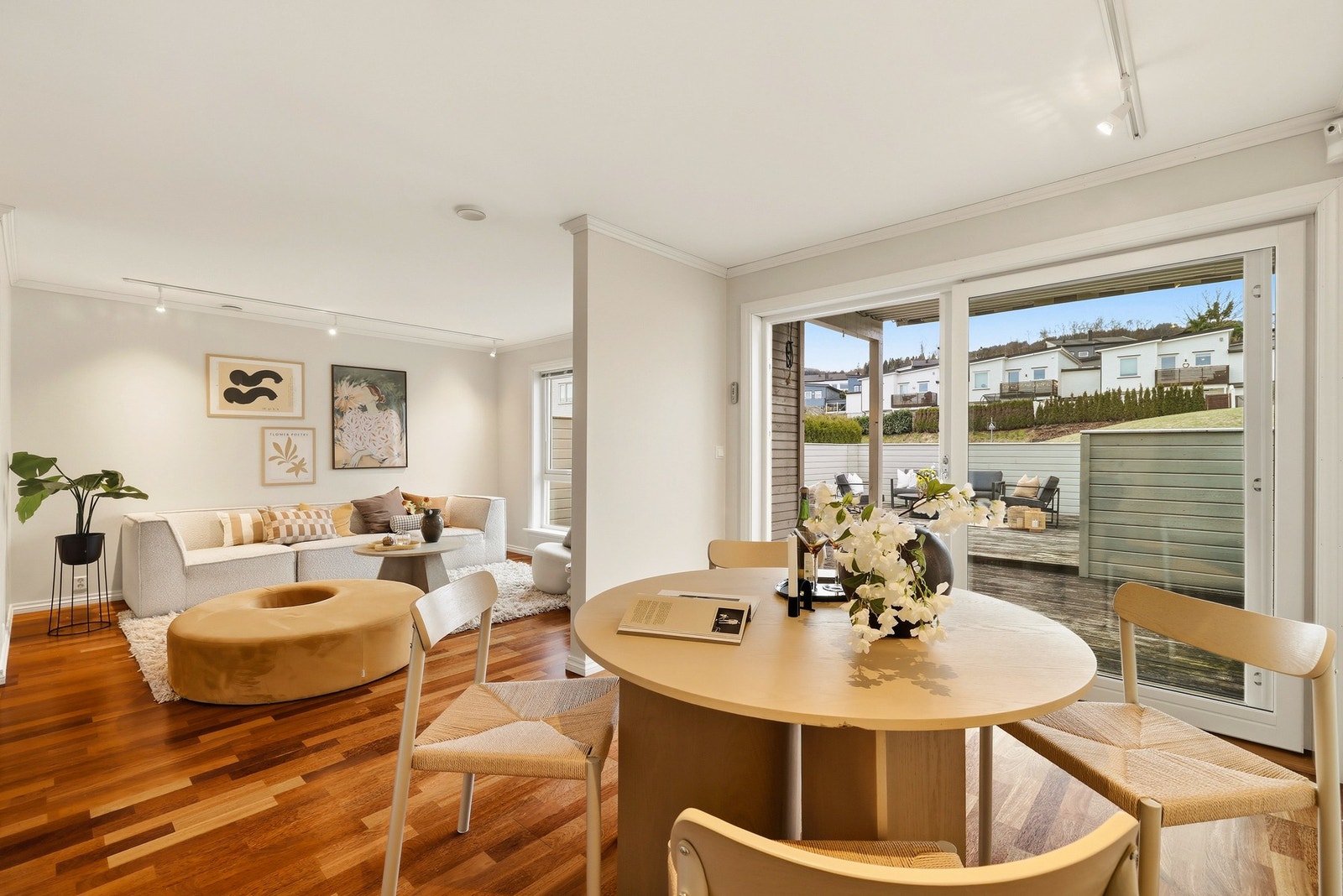 Fra spisestuen er det glasskyvedør til den romslige uteplassen. Galleribilde