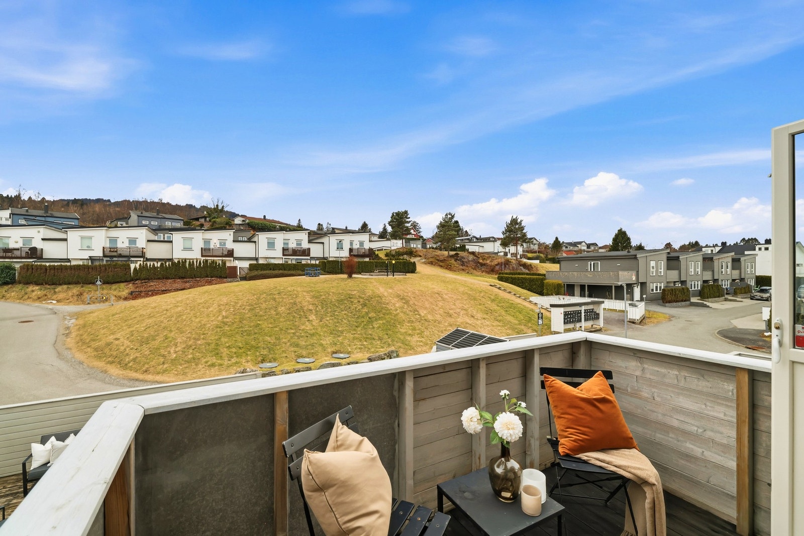 Syd-vestvendt balkong med plass til kafébord og 2 stoler. Galleribilde