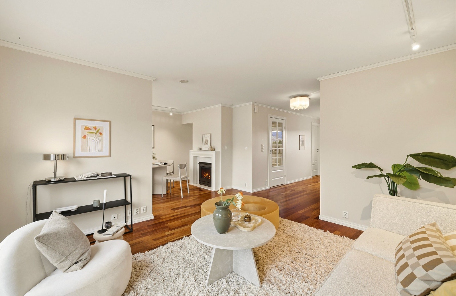 Mellom stue og spisestue er det en halvvegg. Galleribilde