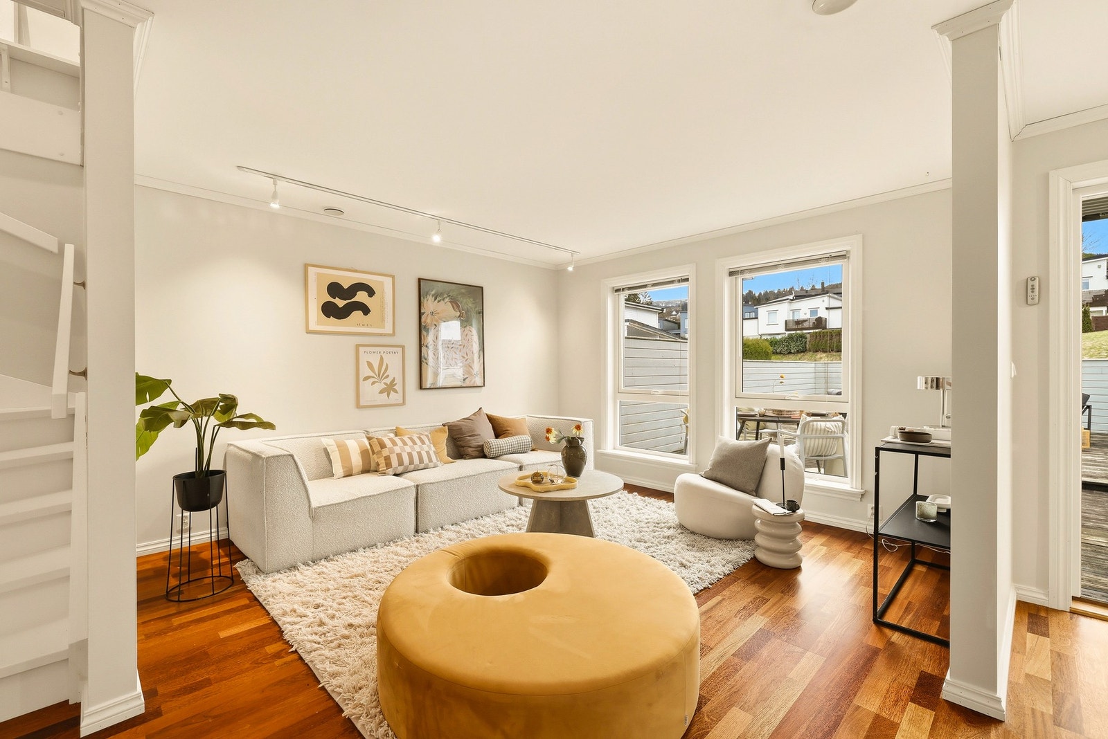 Velkommen inn i dette flotte hjemmet. Boligen har en innholdsrik romløsning og gjennomgående fine kvaliteter. Galleribilde