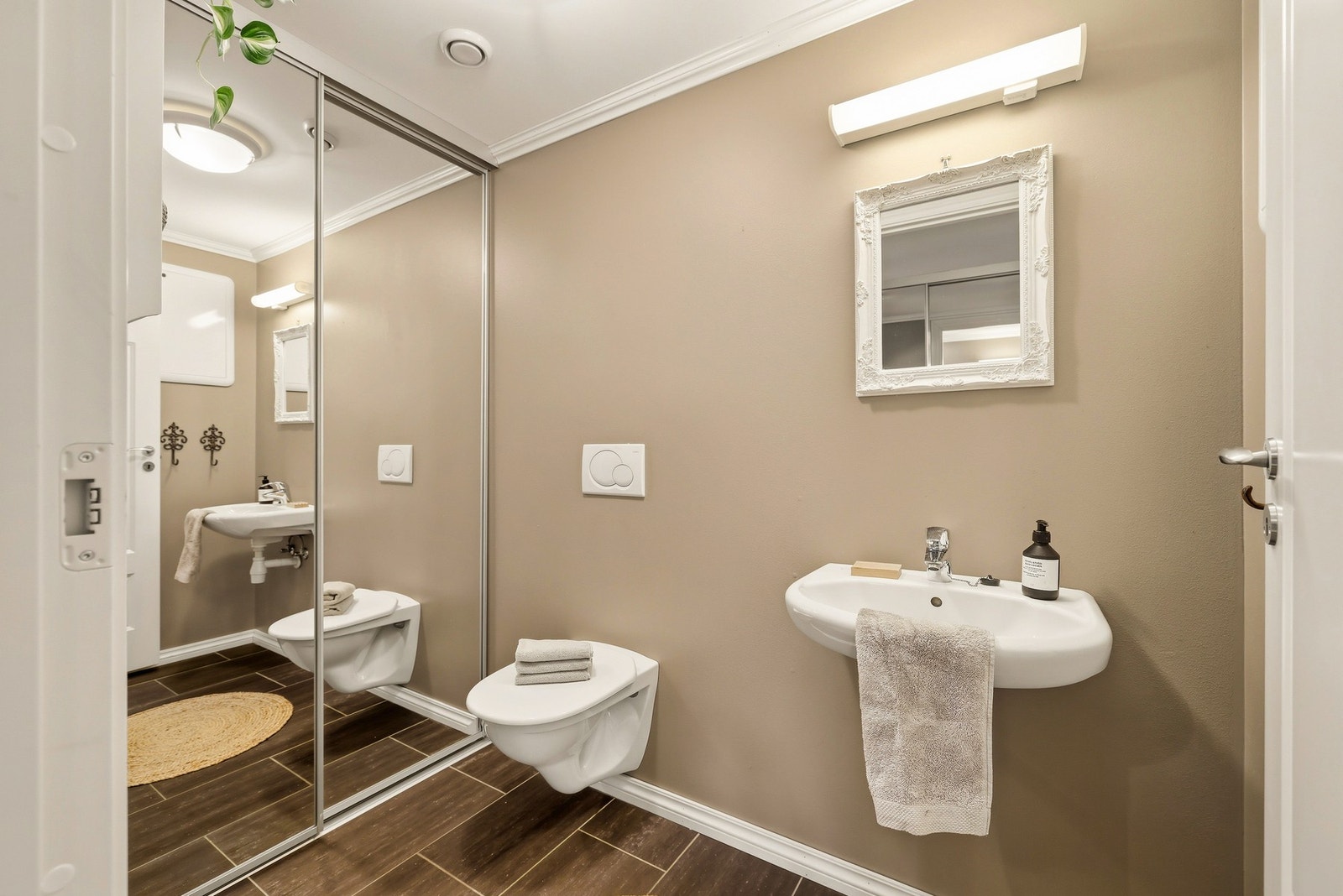 Vis á vis gangen er det et praktisk gjestetoalett. Her er det også speilgarderobe til oppbevaring. Galleribilde