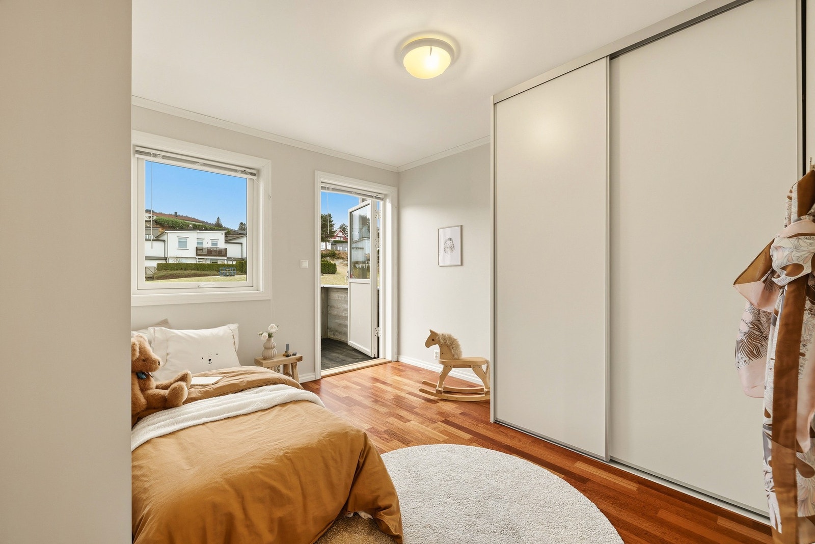 Glimt av det tredje soverommet med skyvedørsgarderobe. Fra dette rommet er det adkomst til en koselig balkong på 5 m2. Galleribilde