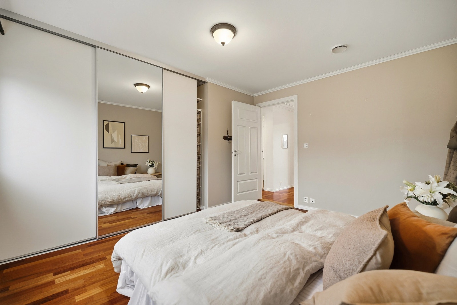 Hovedsoverommet har god størrelse og tilhørende skyvedørsgarderobe. Galleribilde