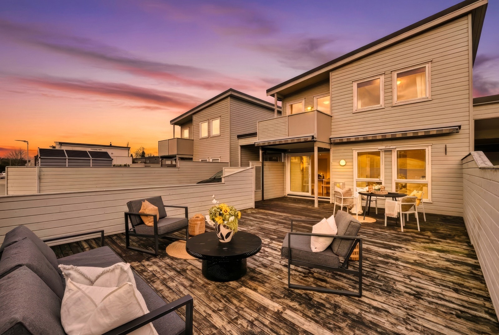 Terrassen er vendt mot syd-vest. Det er montert elektrisk markise over stuevinduet. Galleribilde