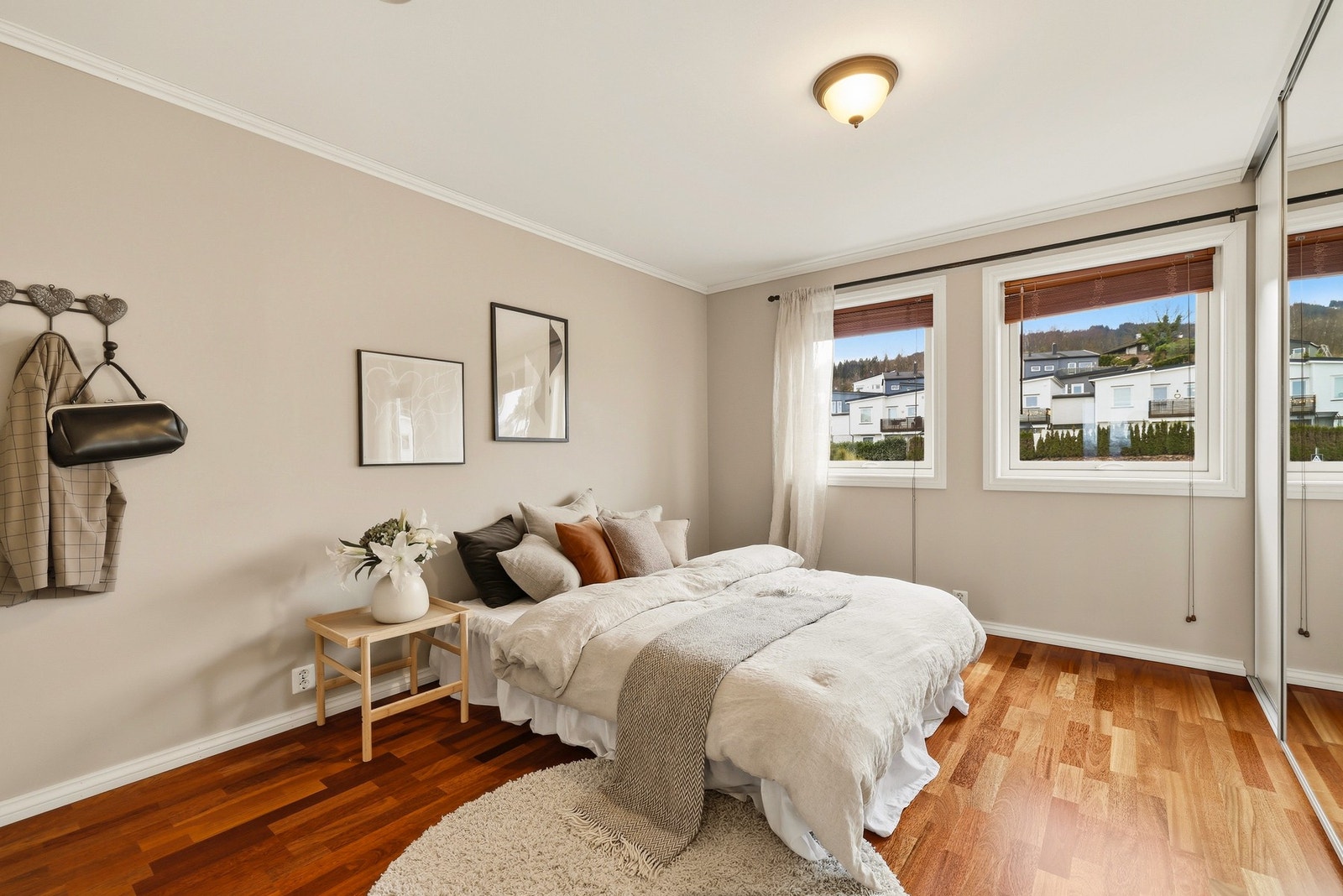 På øverste plan er det 3 gode soverom, loftsstue og helfliset bad/wc. Galleribilde