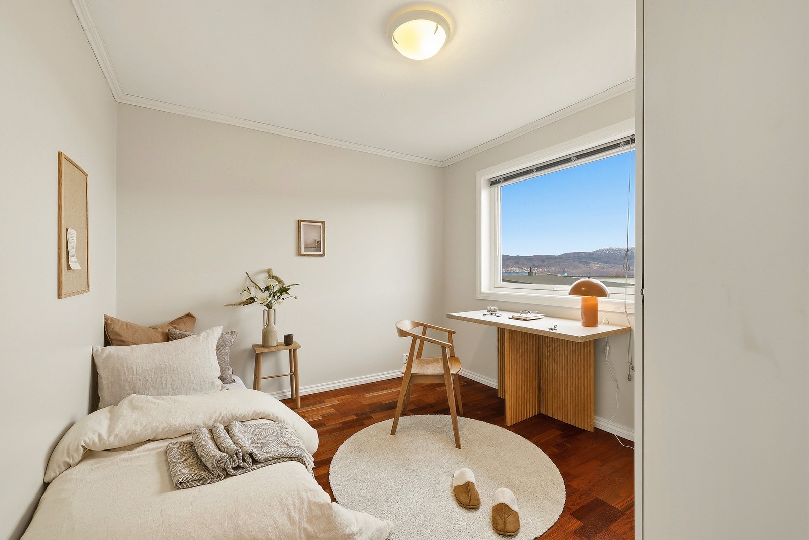 Dette soverommet har plass til seng og kontorpult. Fra vinduet er det meget gode utsiktsforhold. Galleribilde