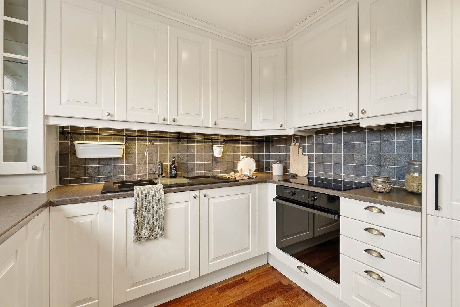 Hvitevarene er integrerte og medfølger i handelen. Galleribilde