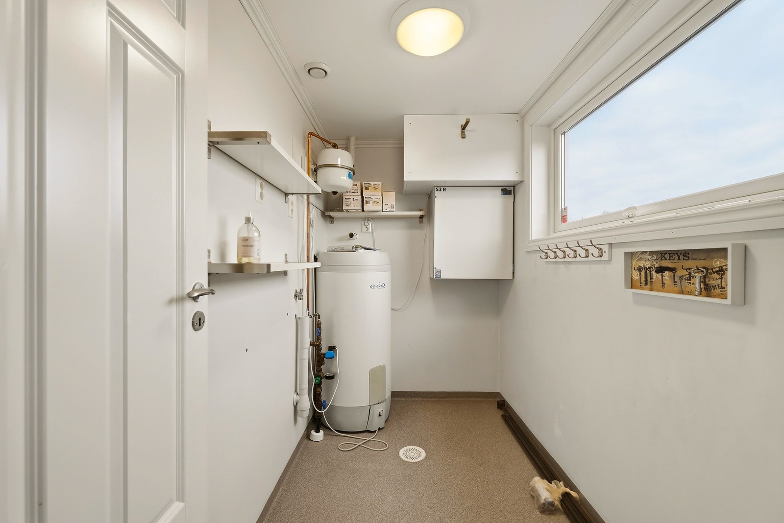 Separat vaskerom med god størrelse, varmtvannsbereder og ventilasjonsanlegg. Galleribilde