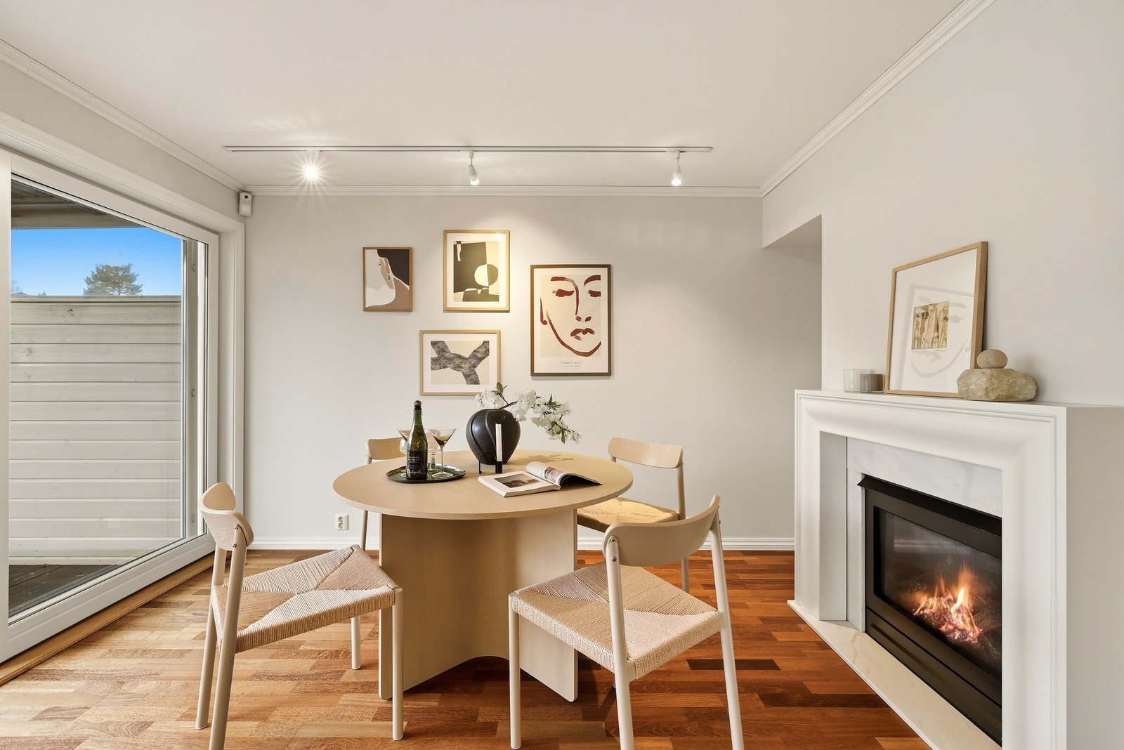 I spisestuen er det en flott og effektiv gasspeis, som settes enkelt på med bryter på veggen. Galleribilde