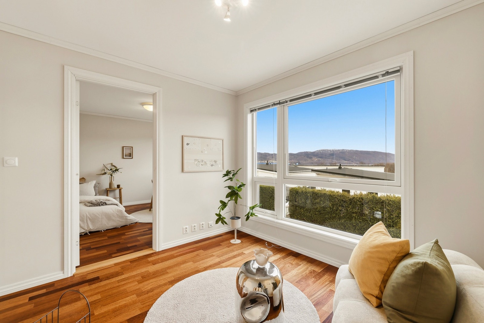 Fra loftsstuen er det nydelig utsikt mot Osterfjorden. Galleribilde