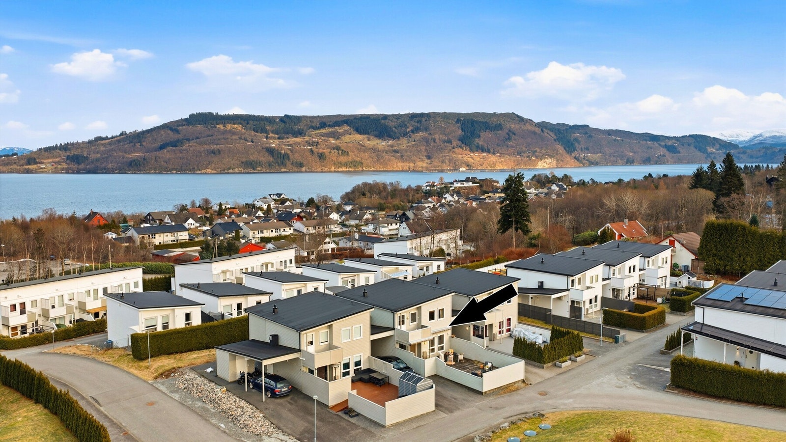 Huset har god beliggenhet på Øvre Hordvikneset med enkel adkomst. Stor uteplass - der solen kan nytes i koselige omgivelser. Galleribilde
