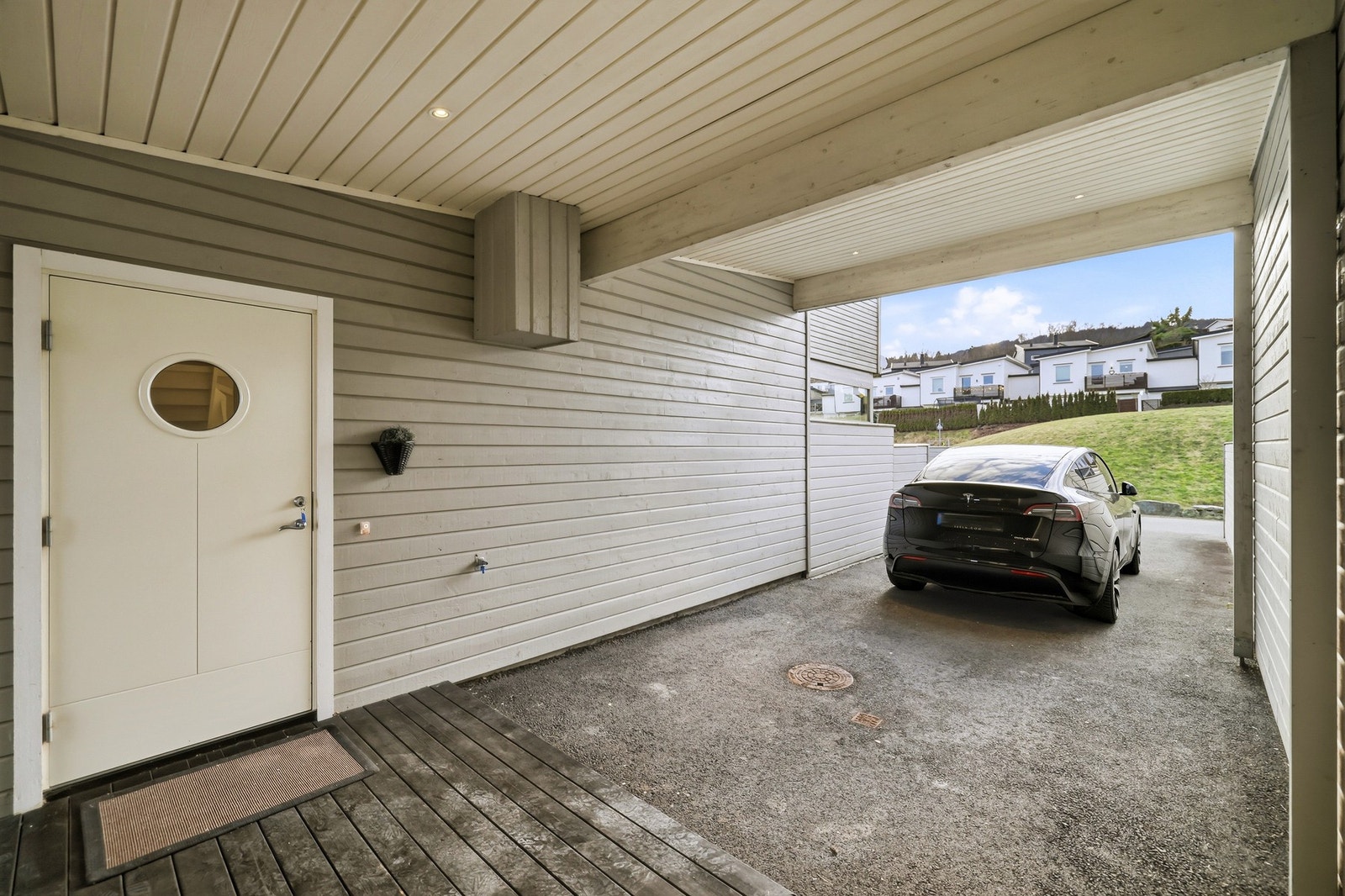 Parkering i carport. Det er vannuttak på husets fasadevegg til bilvask og spyling etc. Galleribilde