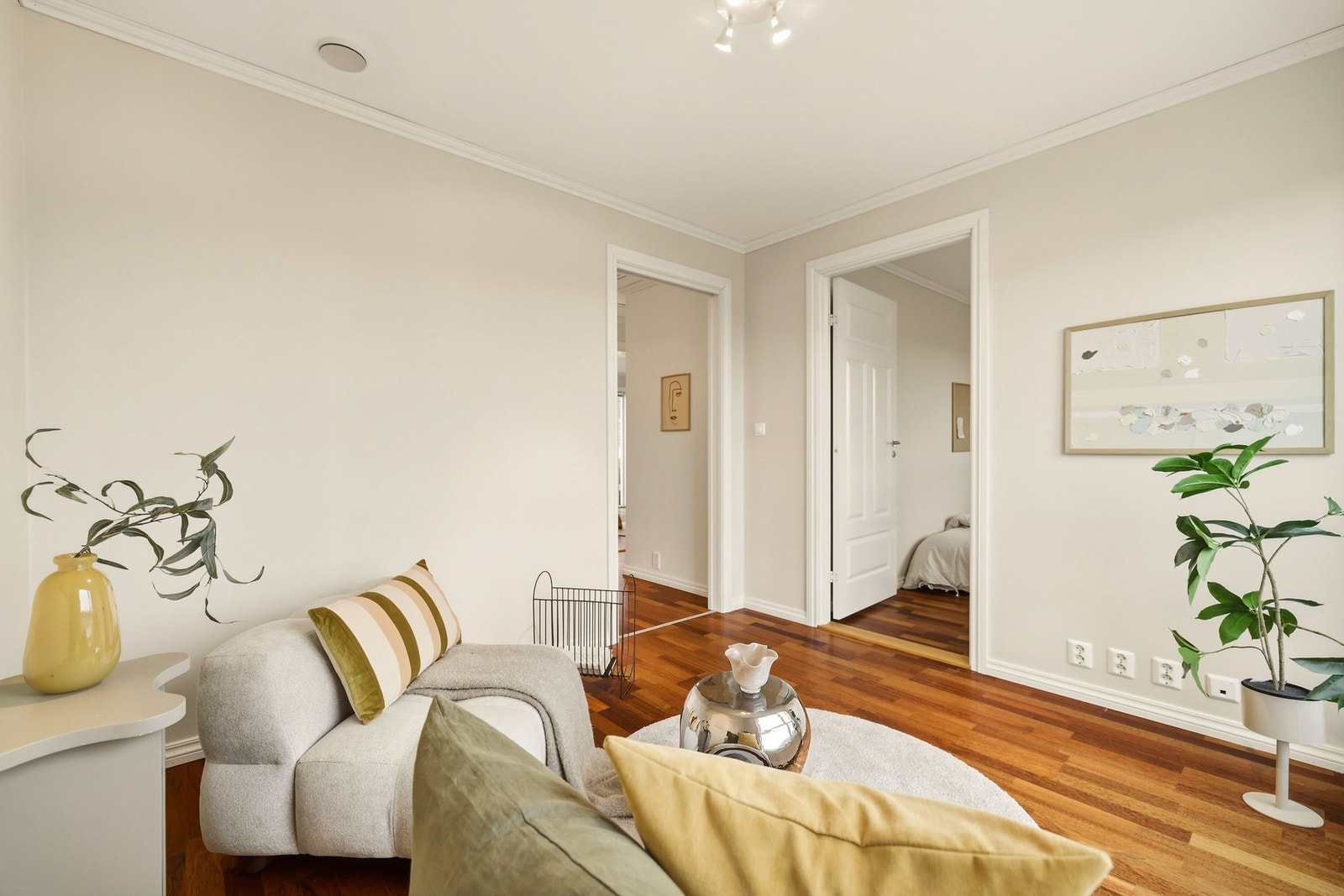 I boligens 2. etasje er det en lysmalt og koselig loftsstue. Et bonusareal til barna og deres vennekrets. Galleribilde