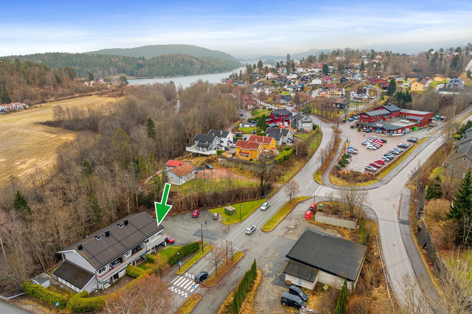 I umiddelbar nærhet ligger det matbutikk, legesenter, apotek og kafe i Åros sentrum! Galleribilde